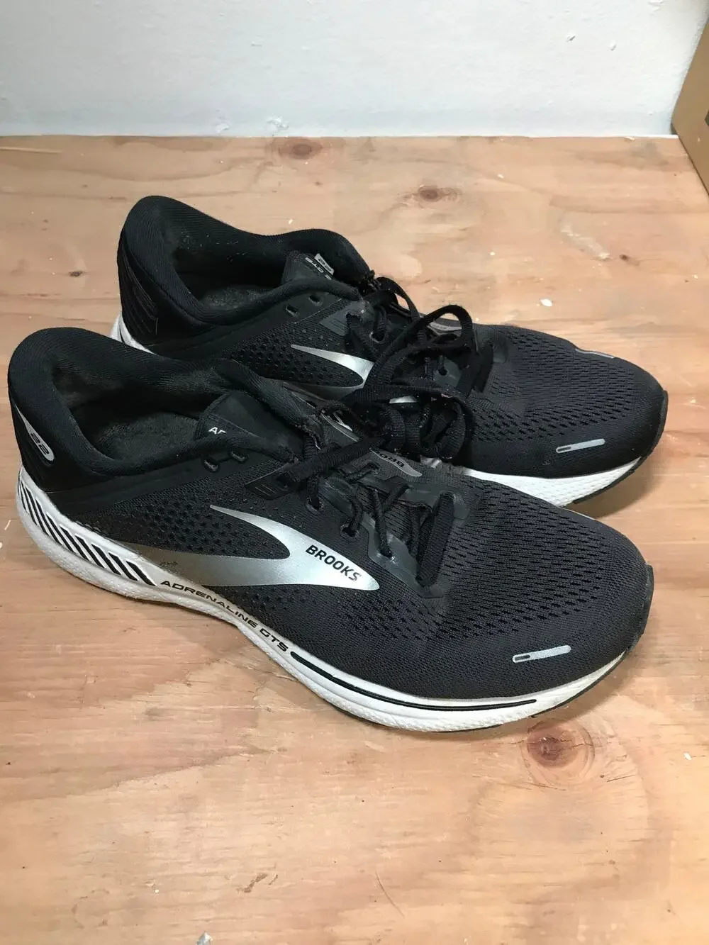 Brooks Adrenaline GTS 15 Mens Black and White Athletic Running Shoes Size 11